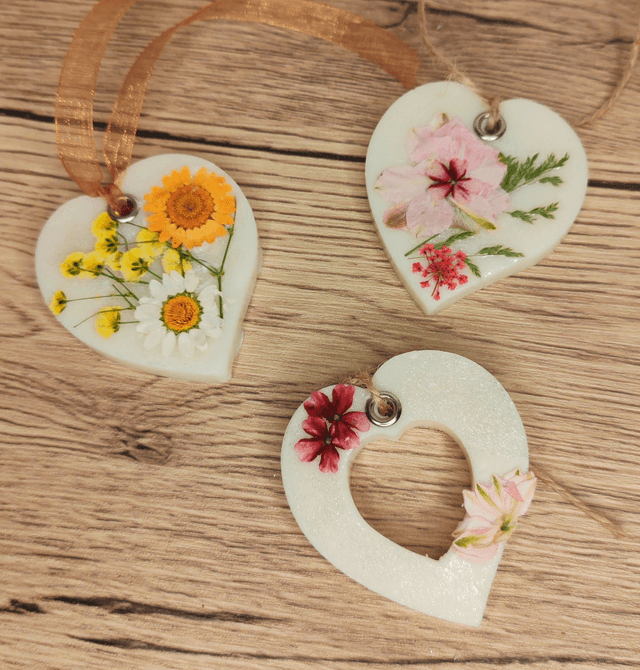 Suspension parfumée coeur fleuri au choix